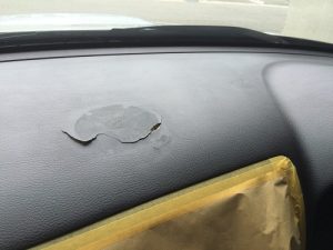 ダッシュボード　両面テープで剥がれます。