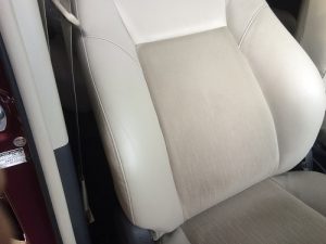 擦れて色落ちしたシレザーシート