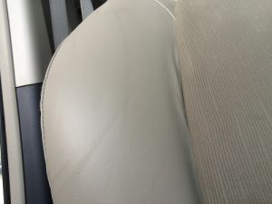 擦れて色落ちしたシレザーシート