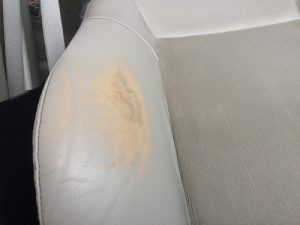 擦れて色落ちしたシレザーシート