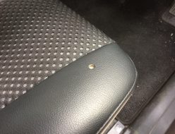 レザーシート　タバコ焦げ穴