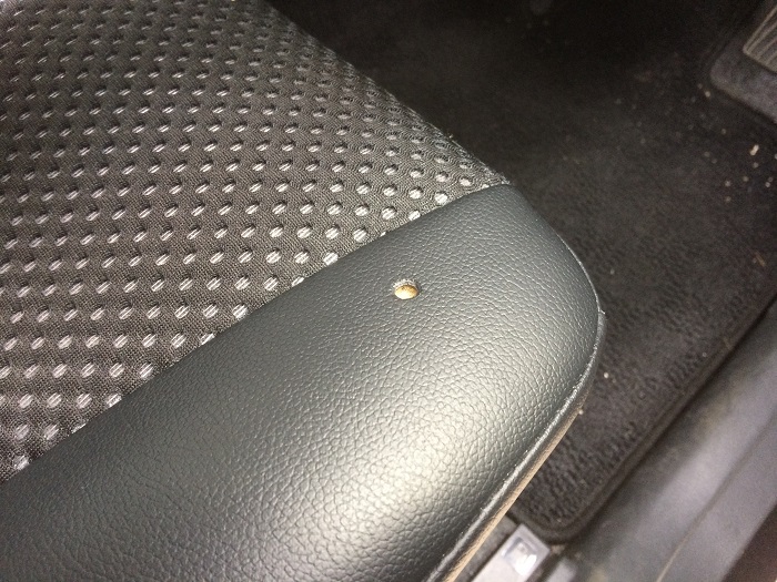 レザーシート　タバコ焦げ穴