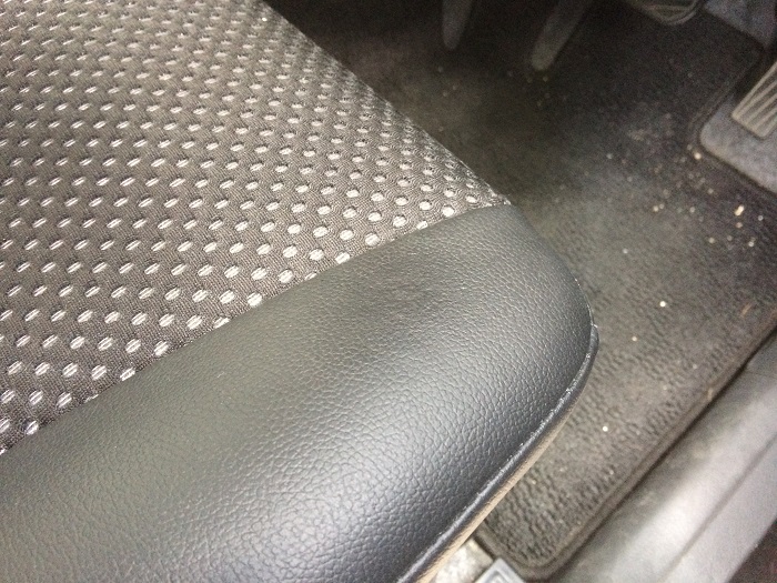 レザーシート　タバコ焦げ穴