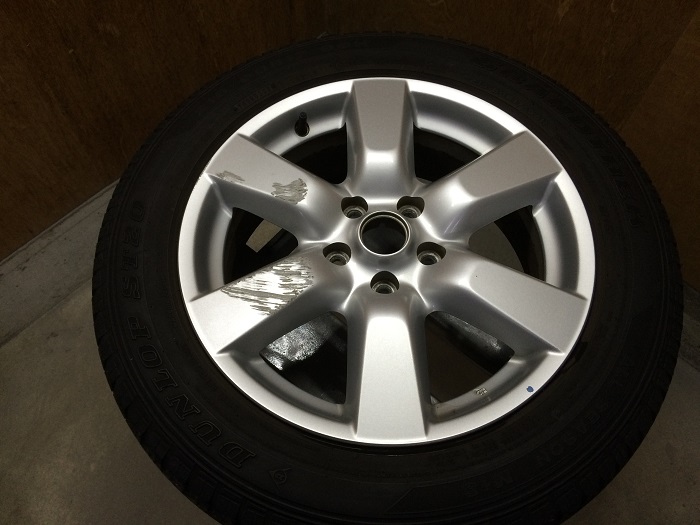 シルバー塗装のアルミホイール補修 ガリキズ