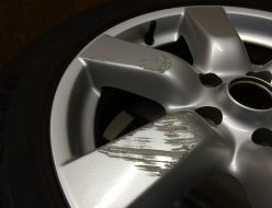 シルバー塗装のアルミホイール補修　ガリキズ