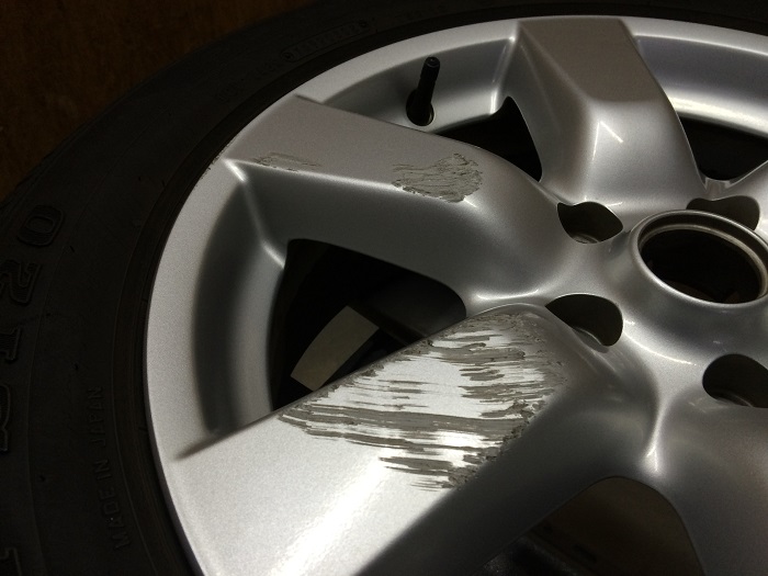シルバー塗装のアルミホイール補修 ガリキズ